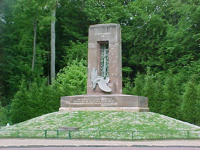 332 - MONUMENT CELEBRANT LA VICTOIRE DE 1918.jpg